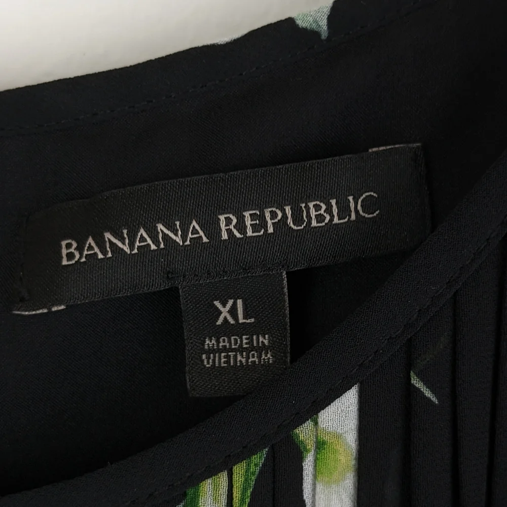 Banana Republic • Georgette Floral Pleated Dress - Picture 8 of 9